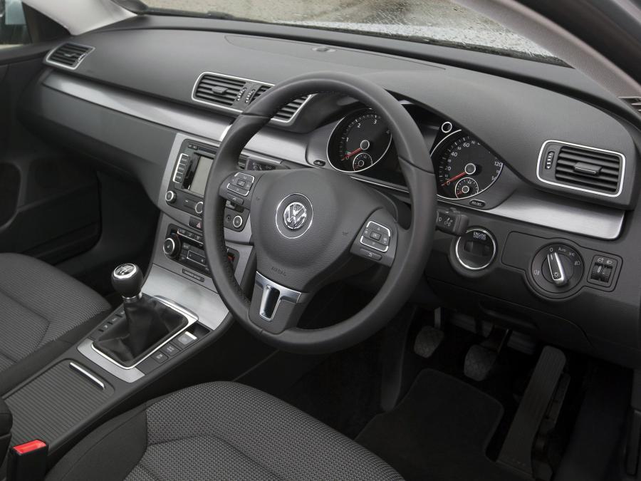  Volkswagen Passat 2010 года  (UK) (фото 4 из 11)
